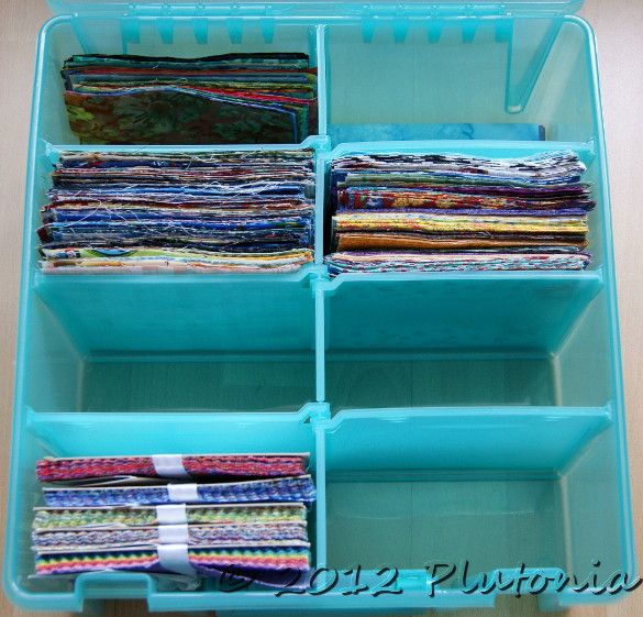 Ordnungsbox aus dem Shop von Susanne Fröschle, gefüllt mit zugeschnittenen Patchworkstoffen