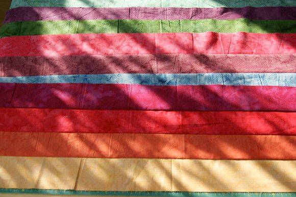 Jelly Roll in Regenbogenfarben zu Streifen zusammengenäht und gebügelt für meinen Jelly-Rainbow