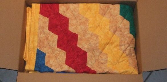 Patchwork-Babydecke aus Hexagon genäht