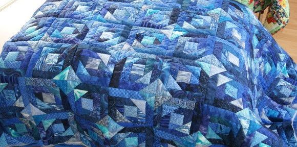 Patchworkdecke aus dem Patchworkblock Pineapple nach einer Inspiration von Quiltville in Blautönen