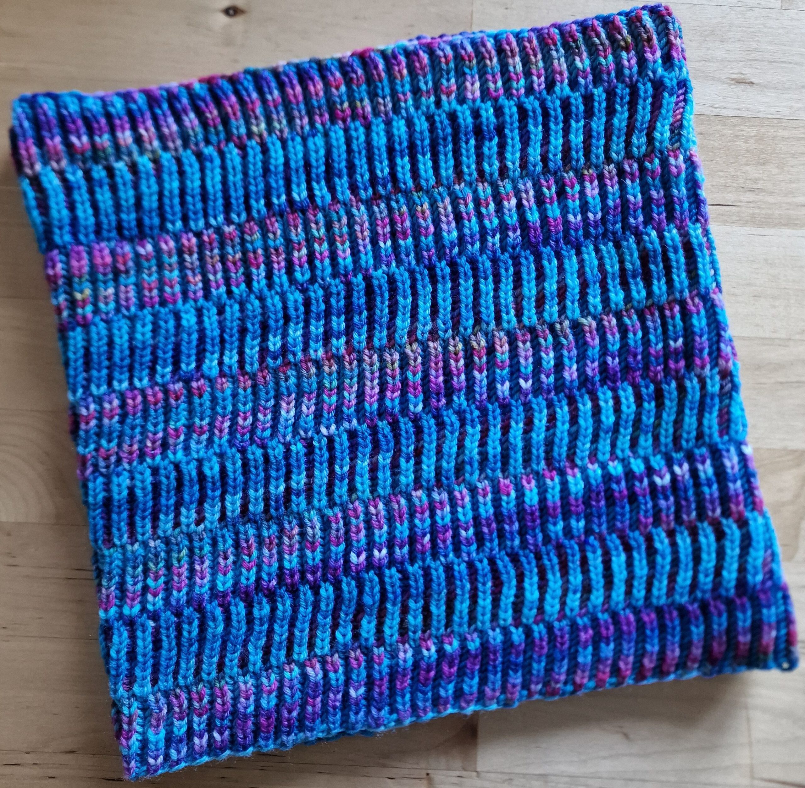 🧶 Neu auf Ravelry & CrazyPatterns: Briochestrudel – Cowl im zweifarbigen Brioche