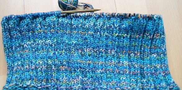 Handgestrickter Cowl aus drei Farben gewickelt - angestrickt