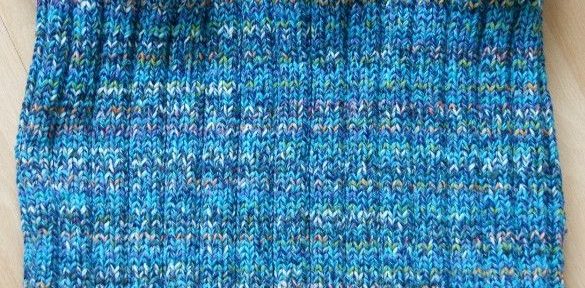 Handgestrickter Cowl aus drei Knäuel gewickelt