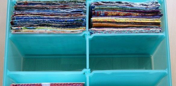 Ordnungsbox aus dem Shop von Susanne Fröschle, gefüllt mit zugeschnittenen Patchworkstoffen