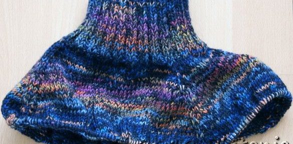 Raglan von Oben handgestrickt aus Opalwolle mit Regenbogeneffekt