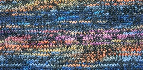 Raglan von Oben aus Opal-Sockenwolle gestrickt mit Regenbogenlook - Detailansicht