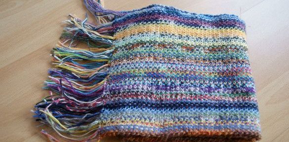 Scrappy Scarf, ein Schal aus Sockenwollresten gestrickt in Weboptik