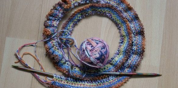 Schal aus Resten von Sockenwolle in Weboptik, quergestrickt - Ideal zur Resteverwertung