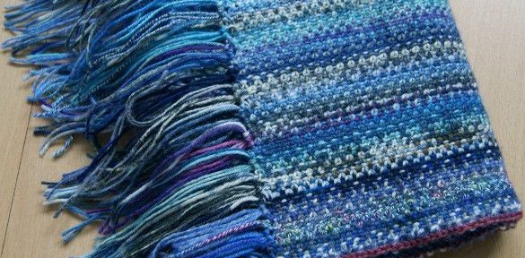 Scrappy Scarf, ein Schal aus Sockenwollresten gestrickt in Weboptik