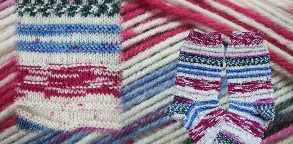 Handgestrickte Socken; Größe: 36/37 Wolle: Opal Abo Muster: 6 Reihen glatt Rechts, 2 Reihen links