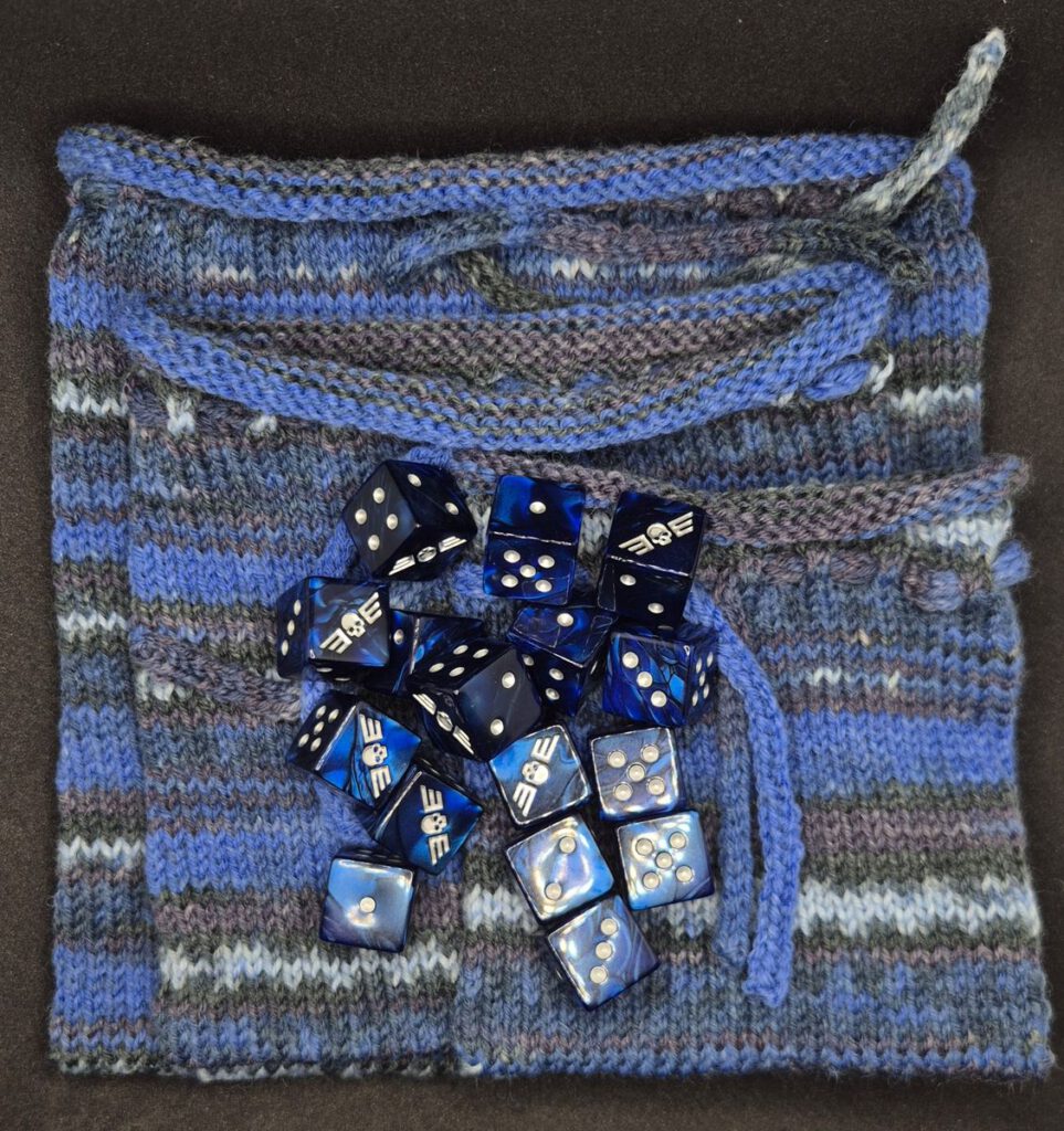 Bunter gestrickter Würfelbeutel aus Sockenwolle passend zu Warhammer Farbschemen