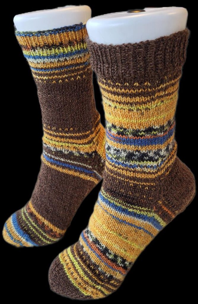 Fertig gestrickte Nebulasocks von @Sockentante25 in braun und gelb, getragen am Fuß