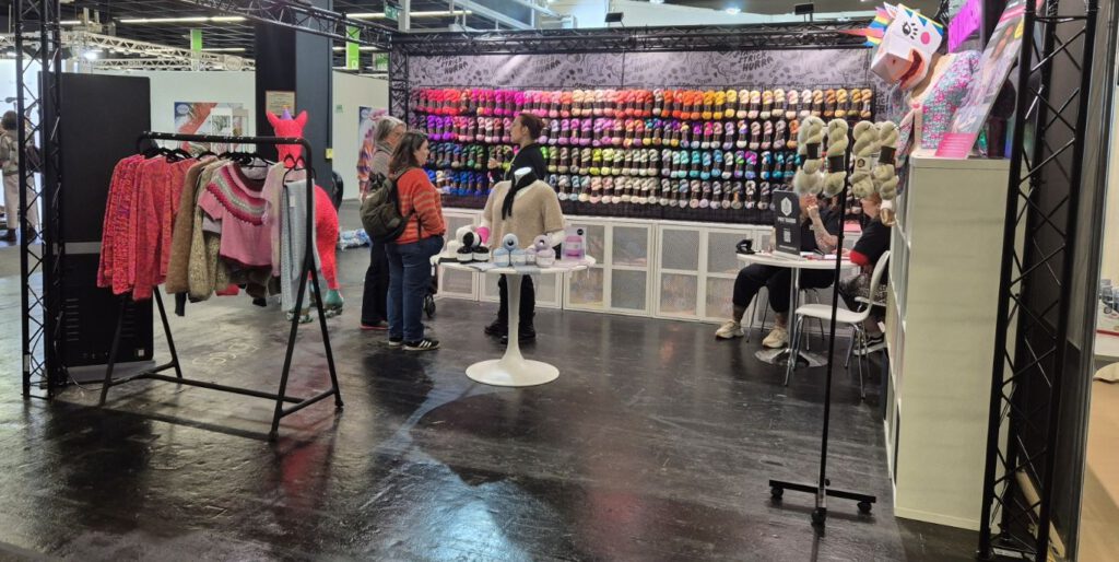 Modernes Strick-Oberteil auf einer Schneiderpuppe am Messestand der h+h cologne.