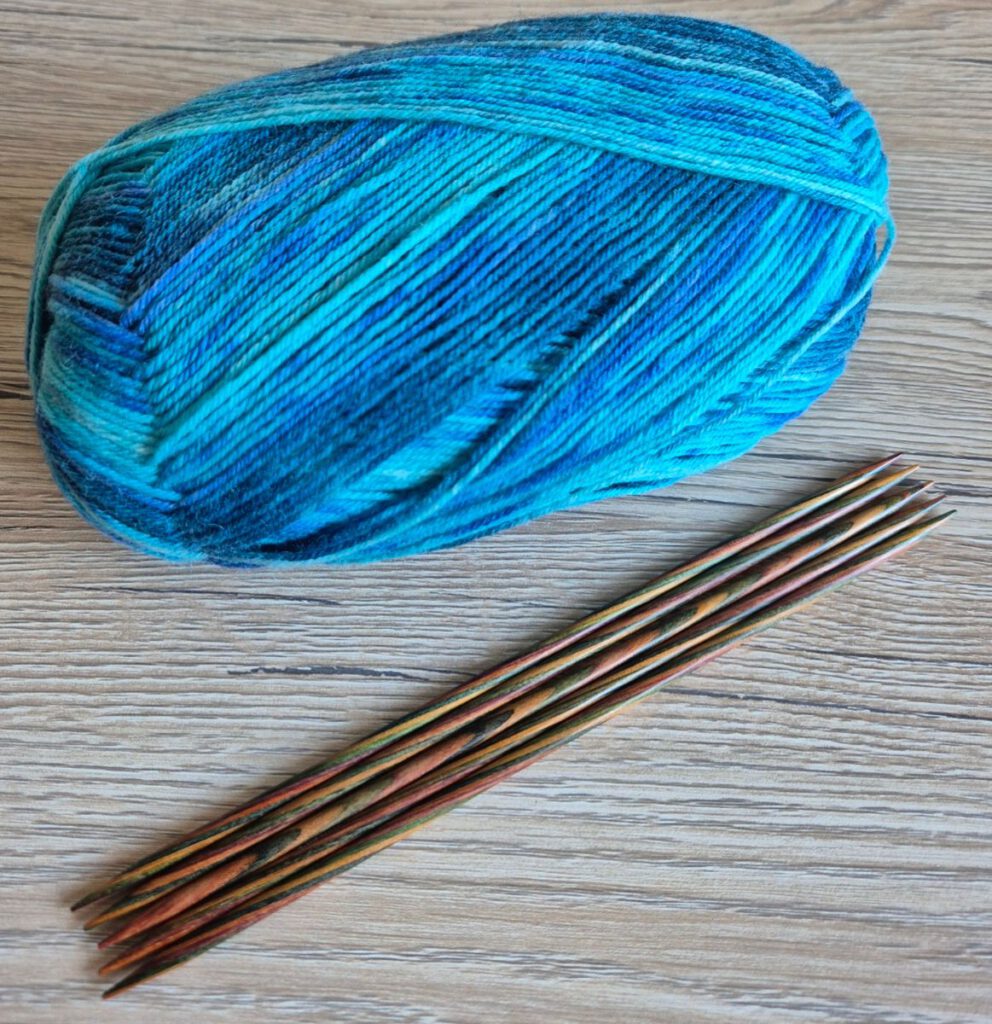 Set aus Holzstricknadeln und buntem Sockengarn für Anfänger