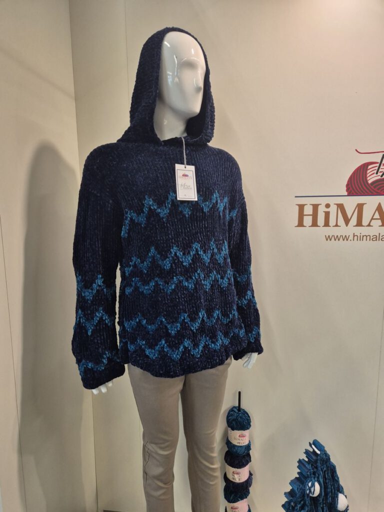 Modernes Strick-Oberteil auf einer Schneiderpuppe am Messestand der h+h cologne.